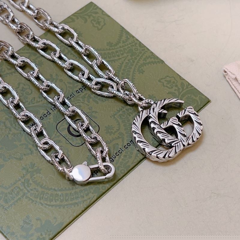 G*u*i necklaces